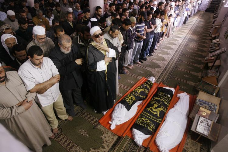 Begravelse. Palæstinensere beder for tre militante, der er blevet dræbt af israelske angreb. 