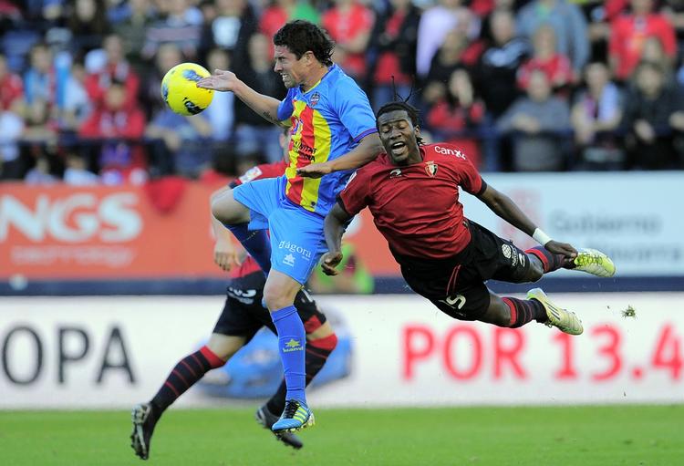 2-0. En tur til Osasuna kostede Asier Del Horno (tv.) og hans medspillere i Levante førstepladsen i den spanske liga. 