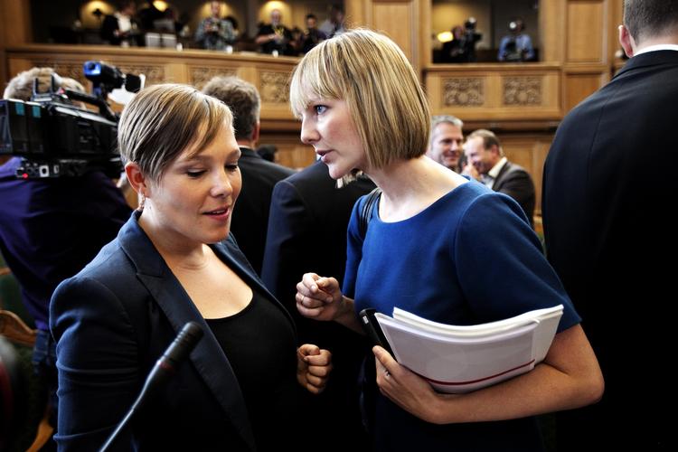Initiativ. Astrid Krag (t.v.) lover hjælp til barnløse danskere. Her er hun  i selskab med ministerkollega og partifælle Ida Auken. 