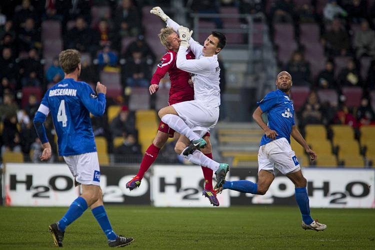 debutant. Da Lyngby for første gang i år holdt nullet, var 18-årige Lukas Fernandes med i stedet for en syg Rune Pedersen. 