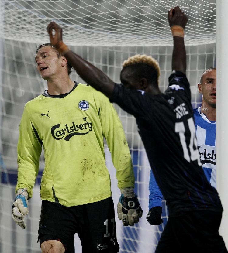 1-2. Jubel og ærgrelse hos Dame N'Doye og Mads Toppel, efter Cesar Santin har headet FCK foran 2-1. 