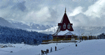 EKSOTISK SKILØB: I Gulmarg i indiske Kashmir kan du kombinere skiløb med et besøg i templet. 