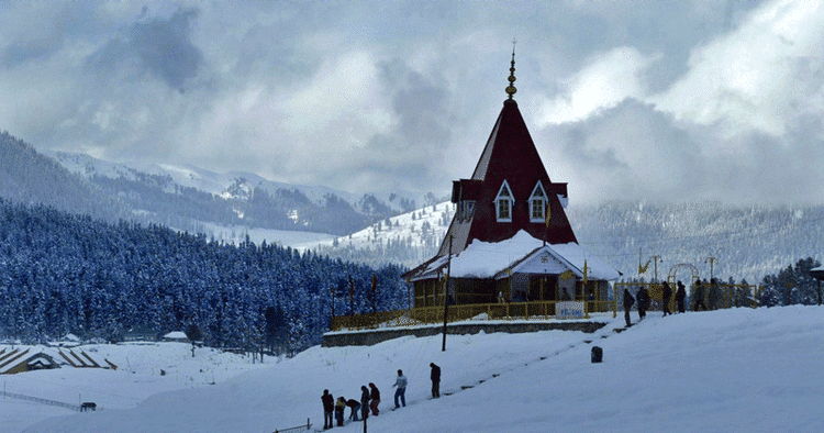 EKSOTISK SKILØB: I Gulmarg i indiske Kashmir kan du kombinere skiløb med et besøg i templet. 
