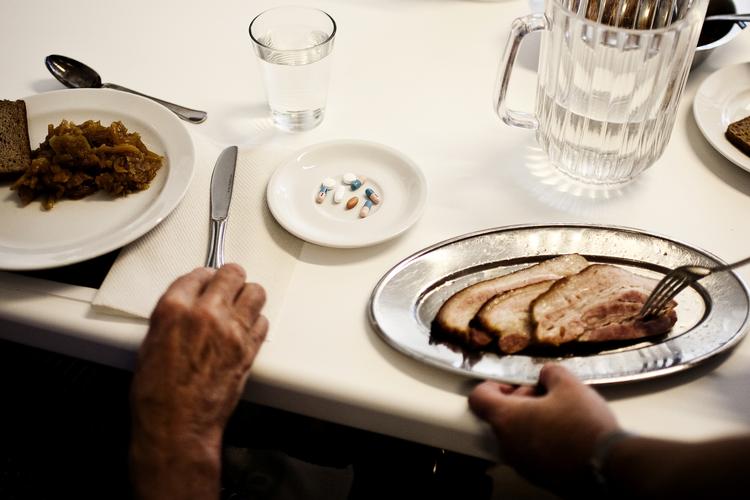 Spisetid. Det bør være tilladt at medicinere demente uden deres eksplicitte samtykke, mener Det Etiske Råd. 