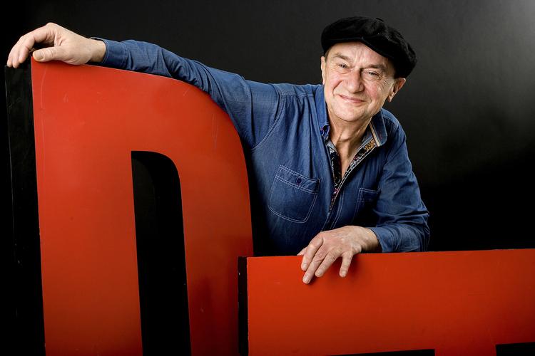Storyteller. Jens Peter Madsen mener, at det er en tendens i tiden, at folk bruger det talte ord til at formidle følelser. »Åh, javel! Det er så det nye!«, ironiserer Djævlens Advokat. 