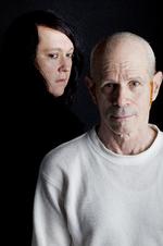 NY. Antony og Charles Atlas mødtes i New Yorks alternative performancemiljø. »New York er det sidste stop, når man flygter fra USA«, siger Antony. Atlas' billeder i 'Turning' viser Antonys hær af kønsmutanter i al deres skrøbelige skønhed. 