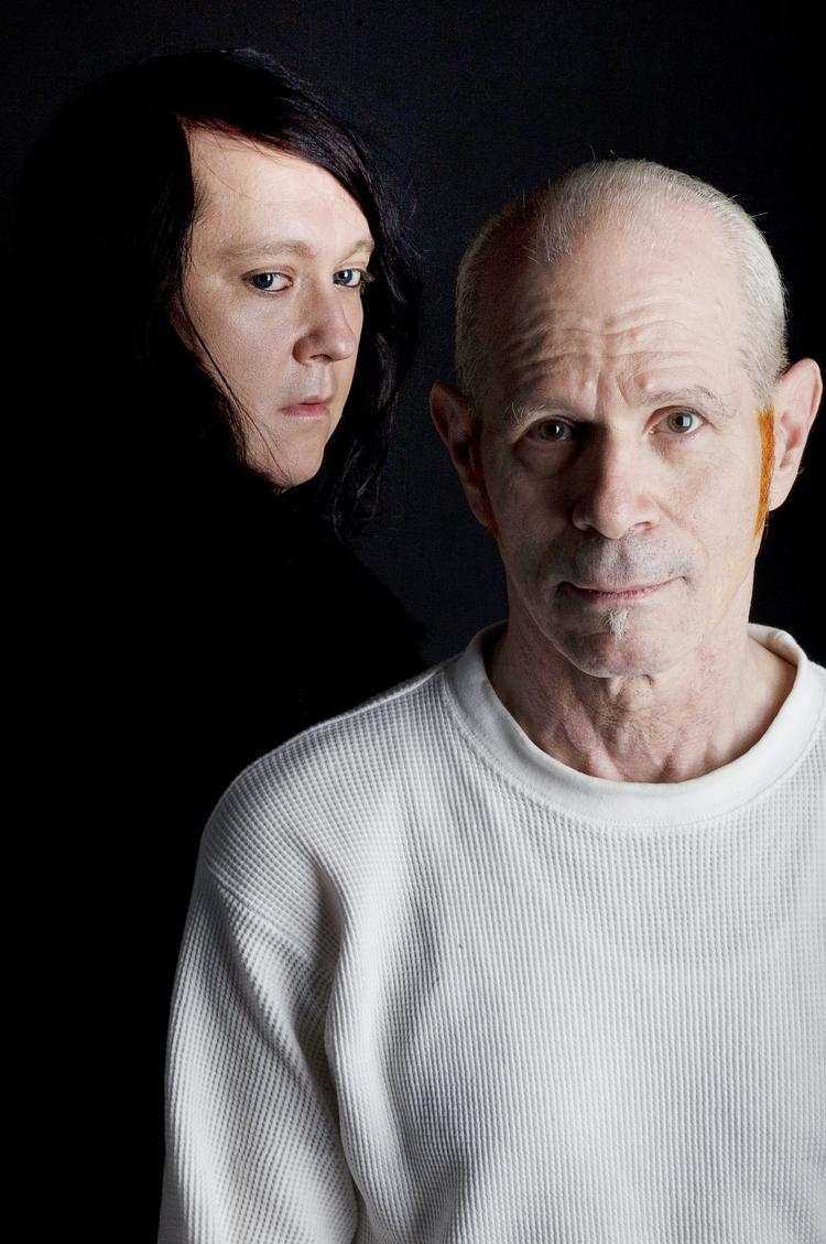 NY. Antony og Charles Atlas mødtes i New Yorks alternative performancemiljø. »New York er det sidste stop, når man flygter fra USA«, siger Antony. Atlas' billeder i 'Turning' viser Antonys hær af kønsmutanter i al deres skrøbelige skønhed. 