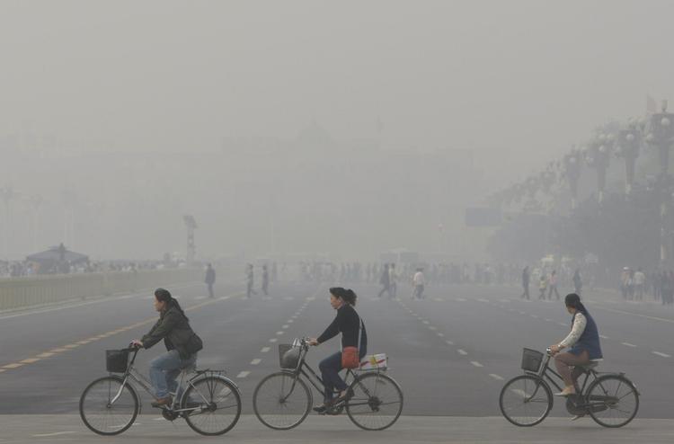 Smog. Kinas hovedstad er vant til forureningen. Billedet er fra 2008, hvor det var et yndet samtaleemne ved afviklingen af De Olympiske Lege i byen. 