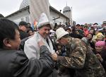 VALGVINDER. Almazbek Atambajev fotograferet i nationaldragt under valgmøde i hovedstaden Bishkek. 