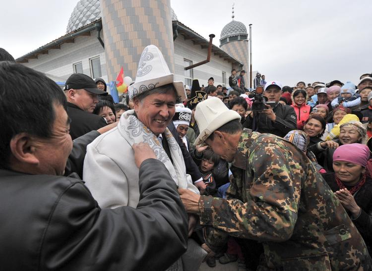 VALGVINDER. Almazbek Atambajev fotograferet i nationaldragt under valgmøde i hovedstaden Bishkek. 