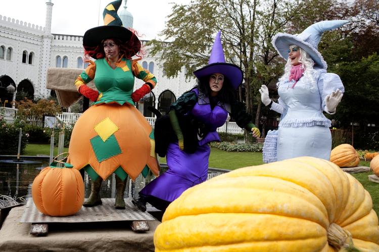 Bonusfastelavn. Halloween giver børn og slige legesyge sjæle mulighed for at klæde sig ud og udhule græskar. 