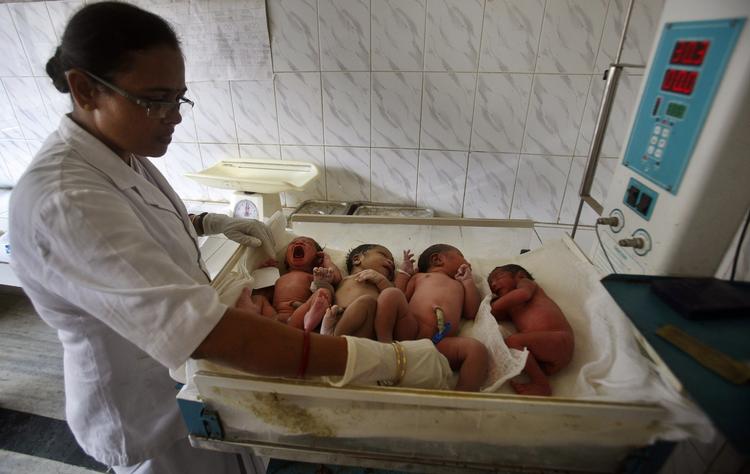 En indisk sygeplejerske tilser nyfødte på et hospital i byen Gauhati. Det forventes, at Indien overgår Kinas befolkningstal i 2030, hvor landet ventes at rumme 1,6 milliarder mennesker. 