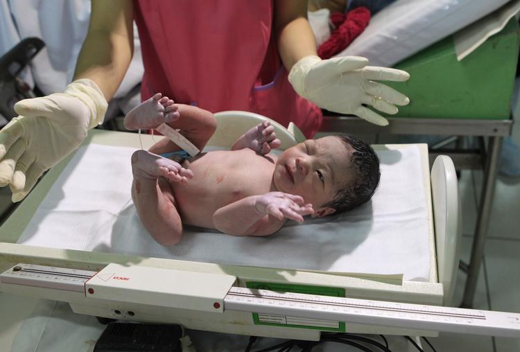 7.000.000.000 Den nyfødte pige Danica Camacho på Maternity Hospital i Fillipinernes hovedstad Manila er blevet udvalgt som den symbolske markering af, at verden i dag runder syv milliarder indbyggere. 