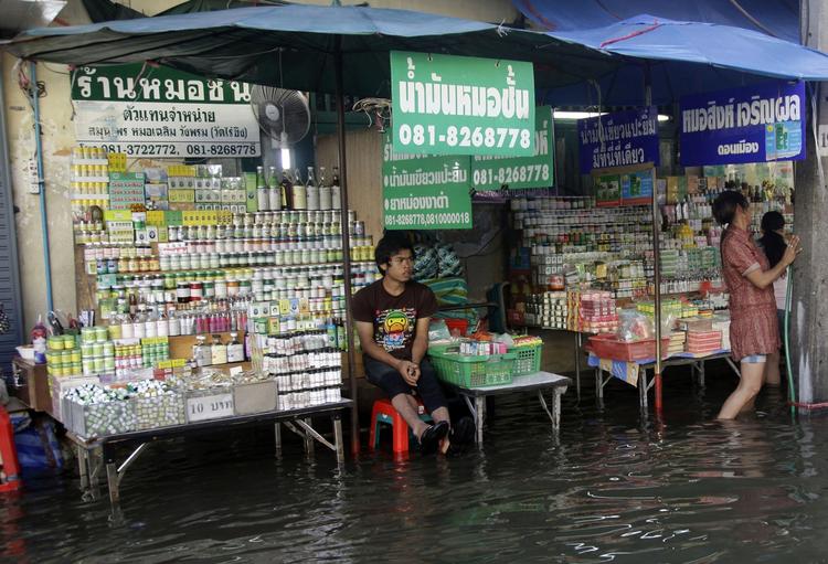 PRISFORHØJELSE. Oversvømmelserne i Thailand betyder dyrere varer for turister i landet. 