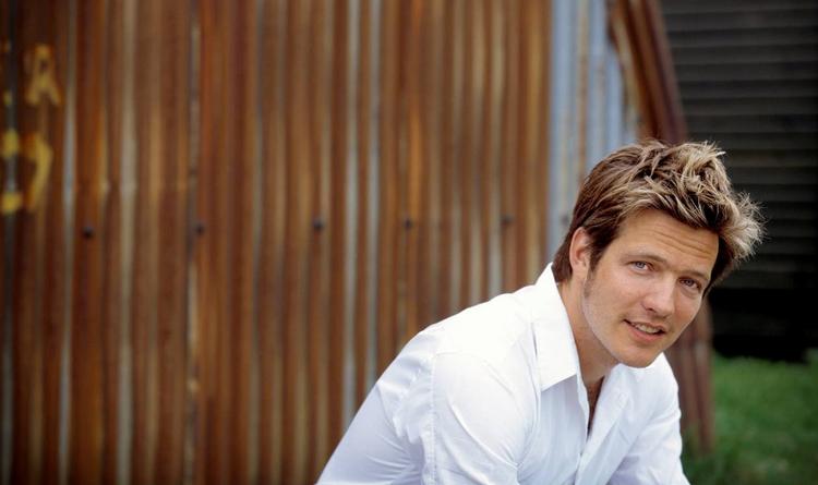Løgne. Thomas Vinterberg skal lave film om provinspanik. Baseret på en lille hvid løgn, som eksploderer. 