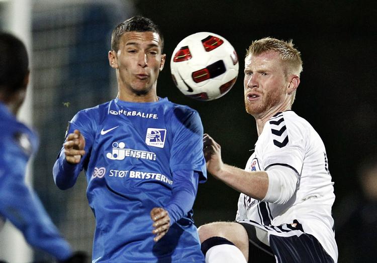 Bundet. 26-årige Eckersley (t.h.) har tidligere spillet i Brøndby og Horsens. 