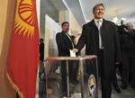 PRÆSIDENTVALG. Almazbek Atambajev afgiver sin stemme i hovedstaden Bishkek. Han er udråbt til valgets vinder. Men modkandidaterne er ikke tilfredse med valghandlingen. 