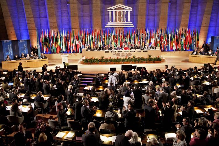 Med. Med medlemsskab af UNESCO håber Palæstina at tilskynde medlemsskab af FN. USA truer med at bruge vetoretten i FN's Sikkerhedsråd, der skal behandle ansøgningen. 