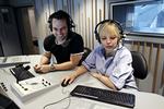 Øver. I nat går den nye Radio24syv i luften. Værterne Louise Bokkenheuser og Kristoffer Meinert forbereder sig på deres program Globus. 