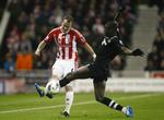 Nærkamp. Stoke Citys Glenn Whelan (tv.) mod Newcastles Demba Ba. 