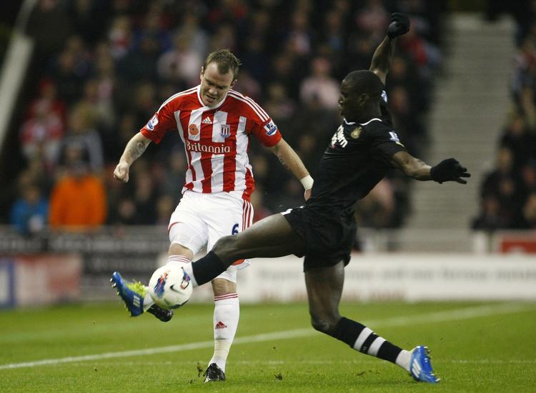 Nærkamp. Stoke Citys Glenn Whelan (tv.) mod Newcastles Demba Ba. 