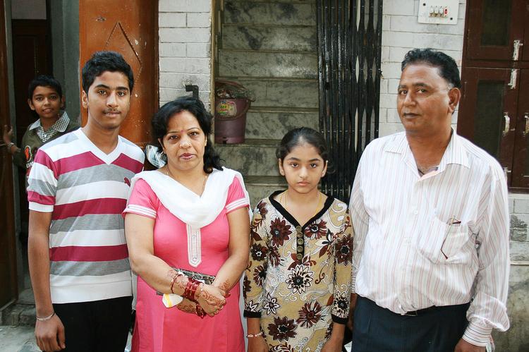 11 år efter.  Aasthaa Arora blev verdenskendt som nyfødt, da hun i maj 2000 blev udråbt som inder nummer en milliard. I dag bor hun med sin mor, far og storebror i et hus på 20 kvadratmeter  i en fattig bydel i Delhi. 