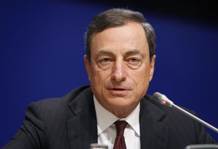 chefskifte. I Italien går han under navnet 'Super Mario', Mario Draghi, der i dag overtager chefstolen i Den Europæiske Centralbank. 