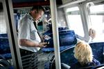 Kontrol. DSB udskriver hvert år mellem  1.400 og 2.800 afgifter til hjemløse, der kører uden billet. Fra i dag kan de køre næsten gratis i tre måneder. 