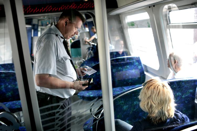 Kontrol. DSB udskriver hvert år mellem  1.400 og 2.800 afgifter til hjemløse, der kører uden billet. Fra i dag kan de køre næsten gratis i tre måneder. 