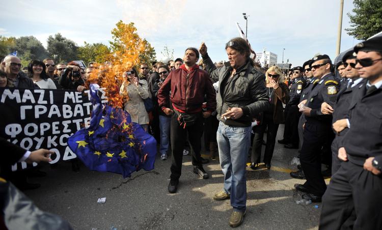 optøjer. Til gengæld for den økonomiske hjælp kræver EU, at Grækenland sparer på de offentlige budgetter, hvilket vækker stor vrede hos befolkningen. 