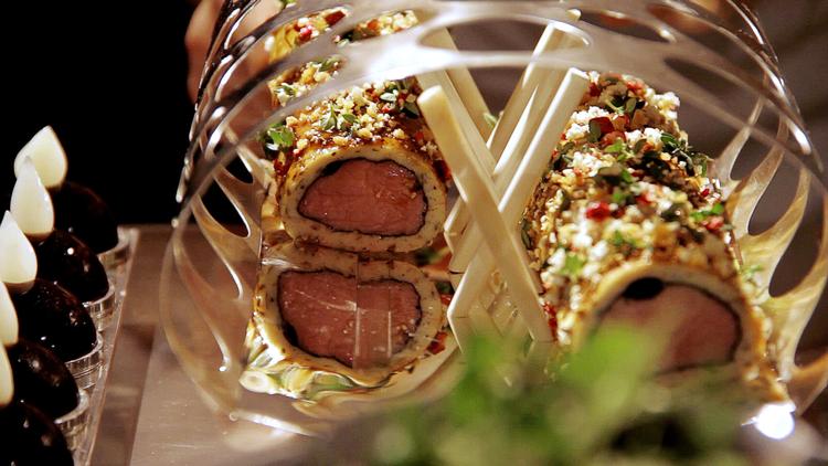 Mad. Nyt nordisk køkken, verdens bedste kok, verdens bedste restaurant. Hvad er det, det sker i denne her nation fostret op på flæskesteg, udkogte grøntsager og rød salami? 