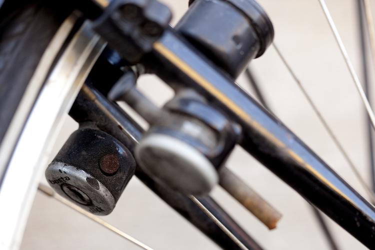 cykeltyveri. En ny GPS-tracker, der gemmes i cykelstellet, skal forhindre tyverier af især dyrere cykler. Trackeren koster nemlig i sig selv 2.000 kroner. 