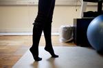ELEGANT. Slip fødderne fri og gå rundt på tæer. Så får du styrke og balance til skiferien. 