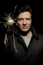 Løgn. »Det er interessant at se nu, hvor vi har platforme som Facebook, hvor hurtigt mennesker kan blive stemplet for noget, de ikke har gjort«, siger Thomas Vinterberg om sin nye film. 