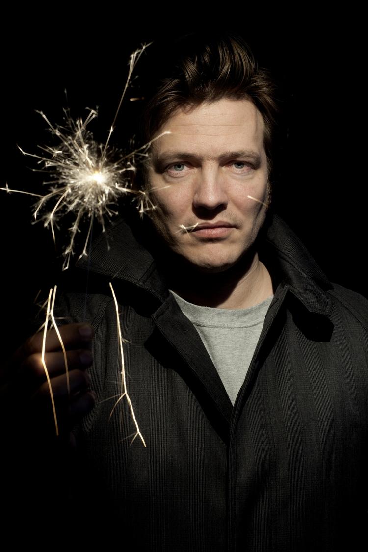 Løgn. »Det er interessant at se nu, hvor vi har platforme som Facebook, hvor hurtigt mennesker kan blive stemplet for noget, de ikke har gjort«, siger Thomas Vinterberg om sin nye film. 