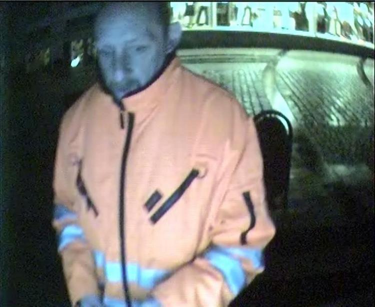 Efterlyst. Politiet advarer mod at tage kontaktt til Tonny Vang Pedersen, da det våben, som blev brugt ved nedskydningen, ikke er fundet endnu. 