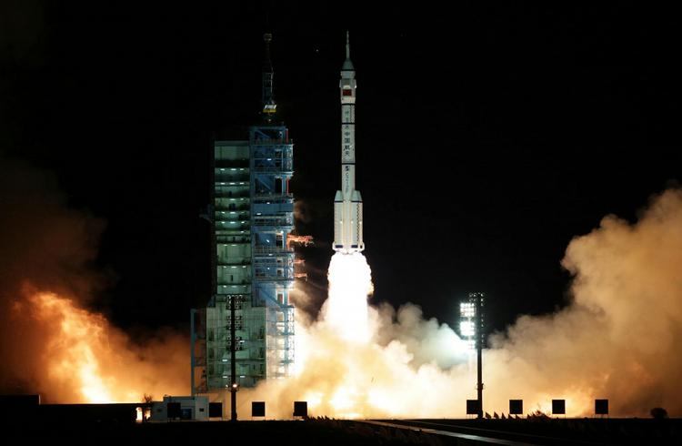 Liftoff. Shenzhou 8 blev opsendt meget tidligt tirsdag morgen fra Gobi-ørkenen i det nordlige Kina. 
