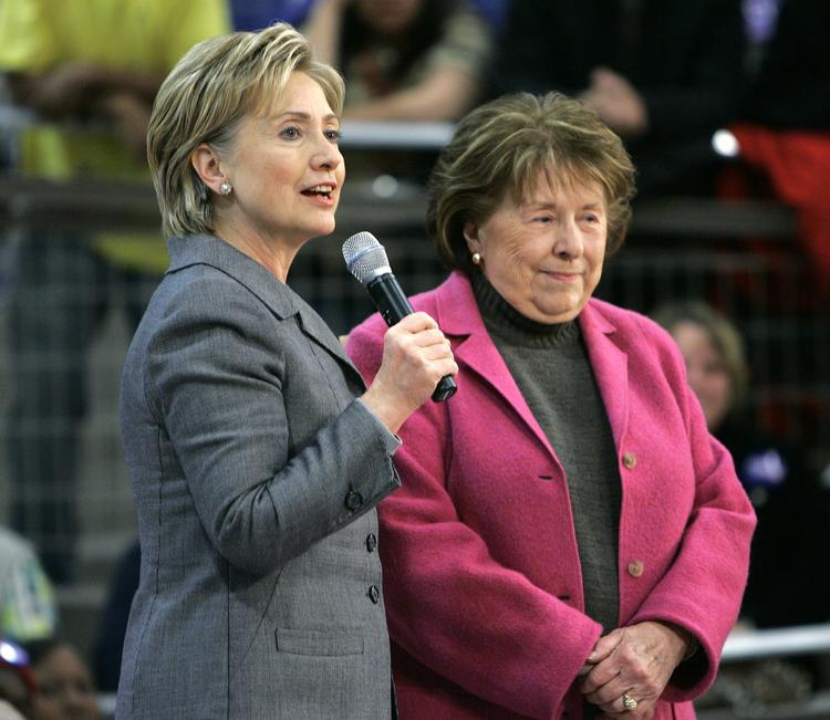 støtte. Den ellers private Dorothy Rodham (th.) deltog i december 2007 i sin datter Hillary Clintons præsidentkampagne. 
