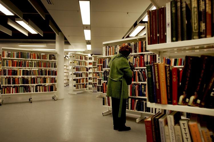 Biblioteksbesparelse. Mange kommuner fortsætter med at spare på bibliotekerne. Kulturministeren er ærgerlig over besparelserne. 