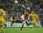 underholdende. AC Milans Kevin-Prince Boateng forsøger sig med et saksespark i kampen mod Bate Borisov. 