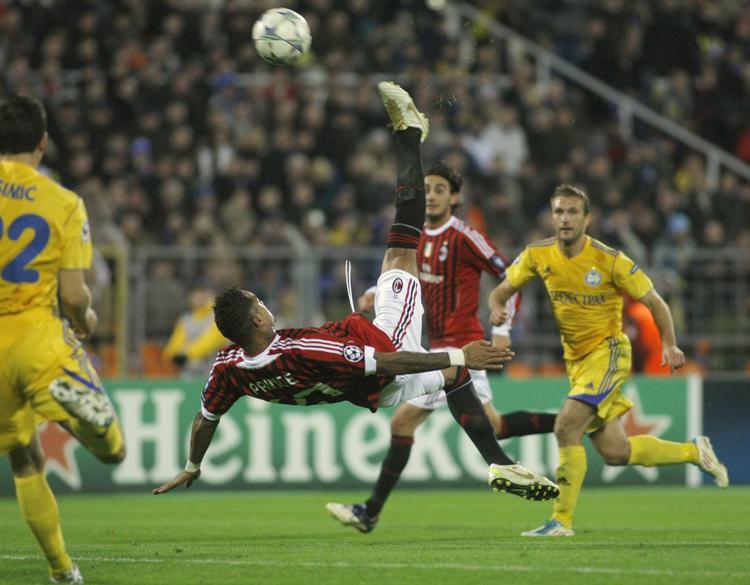 underholdende. AC Milans Kevin-Prince Boateng forsøger sig med et saksespark i kampen mod Bate Borisov. 
