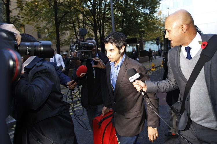 matchfixing. Den tidligere anfører for Pakistans cricket-landshold, Salman Butt, omringes af journalister, da han nærmer sig retten i London. 
