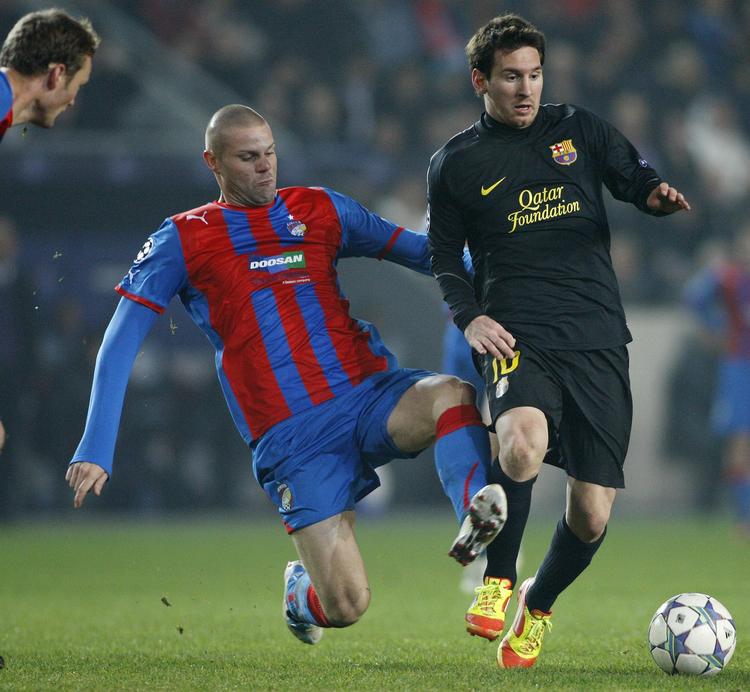 ustoppelig. Lionel Messi (th) leverede endnu en pragtpræstation, scorede sit 14. hattrick for Barcelona, kom forbi de 200 mål for klubben og sørgede for, at træner Pep Guardiola rundede en milepæl. 