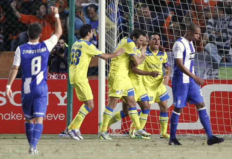 sensationshold. Apoel-spillere fejrer et af holdets scoringer mod FC Porto. 