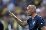 Useriøs. Henrik Clausen får på puklen af anonyme OB-spillere. 