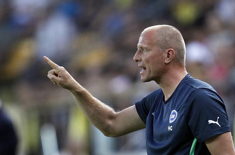 Useriøs. Henrik Clausen får på puklen af anonyme OB-spillere. 