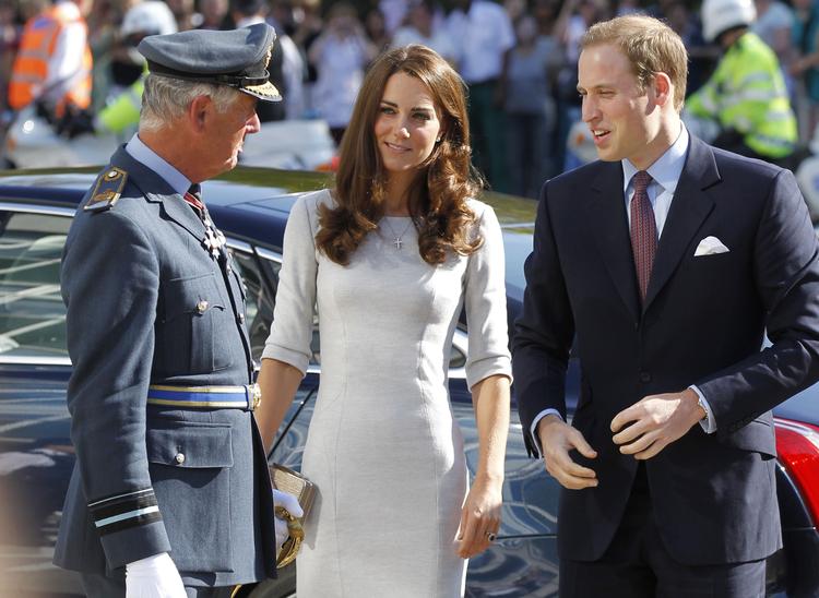 Velgørenhed. Prins William og hans hustru, Kate, bruger  deres berømthed til at sætte fokus på hungersnød i Afrika. 