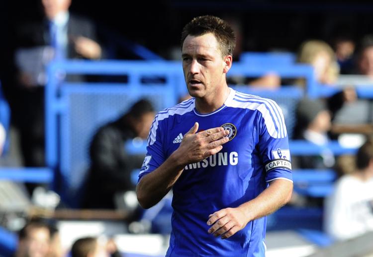 Racist? John Terry, der i aftes sad på bænken i Belgien, fik støtte fra de 1.100 medrejsende Chelsea-fans, der sang 'Anton Ferdinand, You know what You are', hvilket fik Chelsea-ledelsen til at fordømme tilskuerne på det kraftigste. 