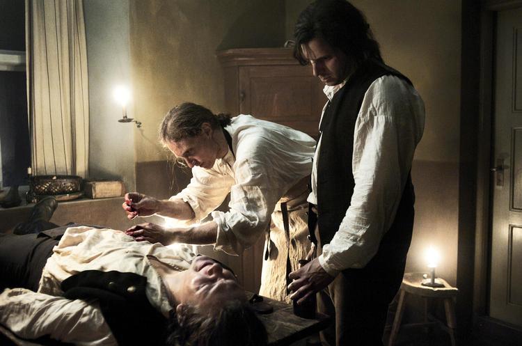 Syning. Stanken siver ud af tv-skærmen, når 'Anno 1790' byder på spænding, mord og obduktioner. Selv om serien har haft premiere, er det ikke for sent at  overgive til det svenske mesterdrama. 