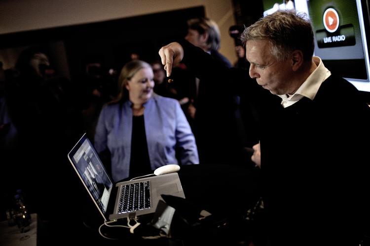 Premiere. Kulturminister Uffe Elbæk trykkede for første gang på sendeknappen i nat på Radio24syv. Direktør for Berlingske Media, Lisbeth Knudsen, holder knappen frem. 